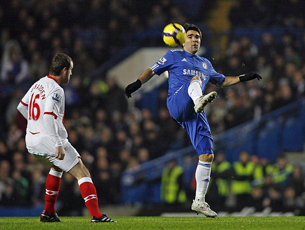 凯尔特人球迷抗议票价向场内投掷橘子，比赛一度中断.